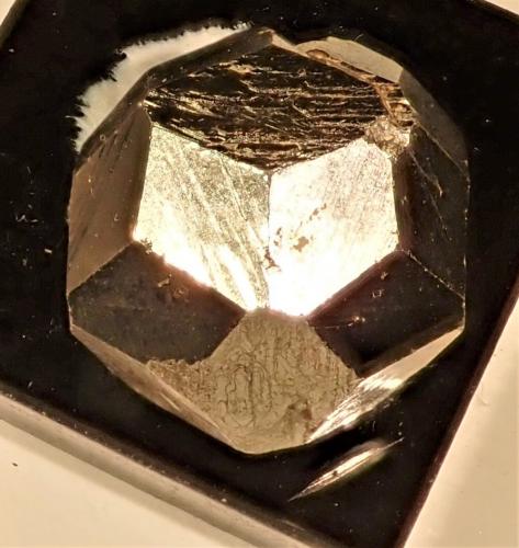 Pyrite<br />Traversella, Valle Chiusella, Distrito Canavese, Provincia Ciudad metropolitana de Turín, Piamonte (Piemonte), Italia<br />1.2x1.4x1.5 cm<br /> (Author: Bob Morgan)