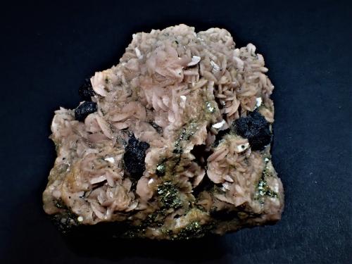 Rhodochrosite, Sphalerite, Pyrite<br />Gilman, Distrito Gilman, Condado Eagle, Colorado, USA<br />61 mm x 60 mm x 41 mm<br /> (Author: Don Lum)