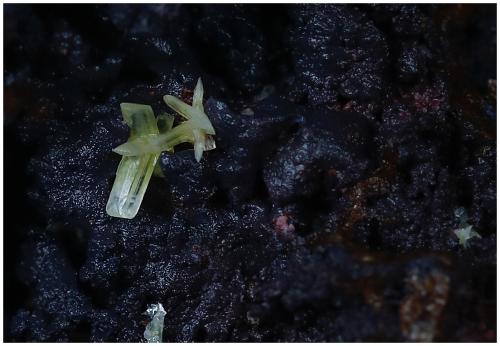 Cerusita<br />Corta San Valentín, Sancti Espíritu, Sierra Minera de Cartagena-La Unión, La Unión, Comarca Campo de Cartagena, Región de Murcia (Murcia), España<br />Encuadre de foto15mm Cristales: 3.2 mm<br /> (Autor: Ángel Rodríguez Benavent)