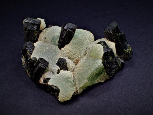 Prehnite, Epidote<br />Labores en Djouga, Bendougou, Commune Diakon, Arrondissement Diakon, Cercle Bafoulabé, Region Kayes, Mali<br />68 mm x 55 mm x 30 mm<br /> (Author: Don Lum)