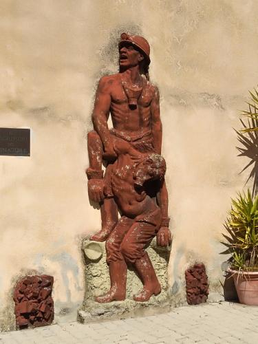 Gavorrano, Provincia Grosseto, Toscana, Italia

Representa a un minero ayudando a un compañero herido, cosa que ocurría con cierta frecuencia. (Autor: Sante Celiberti)