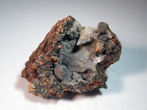 Smithsonita y Calcita<br />Mas d'en Galofre Mines, L'Albiol, Comarca Baix Camp, Tarragona, Catalonia / Catalunya, Spain<br />Medida: 6,3 x 4,7 x 2,8 cms<br /> (Autor: Joan Martinez Bruguera)