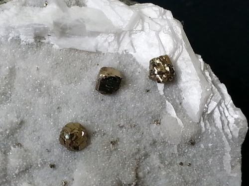 Pyrite on Calcite and Quartz<br />Túnel Shangmei (obras), Dongji, Chengsun, Wuyishan, Prefectura Nanping, Provincia Fujian, China<br />5,5 x 5 cm<br /> (Author: Volkmar Stingl)