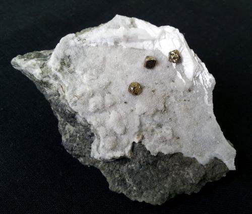 Pyrite on Quartz and Calcite<br />Túnel Shangmei (obras), Dongji, Chengsun, Wuyishan, Prefectura Nanping, Provincia Fujian, China<br />5,5 x 5 cm<br /> (Author: Volkmar Stingl)