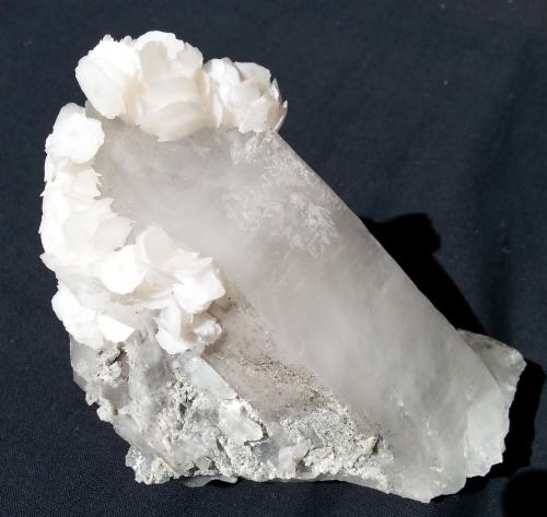 Calcite, Quartz<br />Yaogangxian Mine, Yizhang, Chenzhou Prefecture, Hunan Province, China<br />10 x 7 cm<br /> (Author: Volkmar Stingl)
