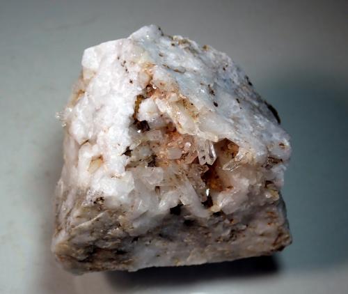 Cuarzo<br />Outcrops of Quartz veins from Alkiza, Anoeta-Alkiza road, Alkiza, Comarca Tolosaldea, Guipúzcoa / Gipuzkoa, Basque Country (Euskadi), Spain<br />Medida: 6,2 x 5,7 x 5,2 cms<br /> (Autor: Joan Martinez Bruguera)