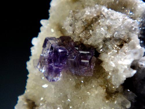 Fluorita<br />La Cabaña, Valdelmar, zona minera de Berbes, Berbes, Ribadesella, Comarca Oriente, Principado de Asturias (Asturias), España<br />Cristal de 8 mm.<br /> (Autor: Antonio P. López)