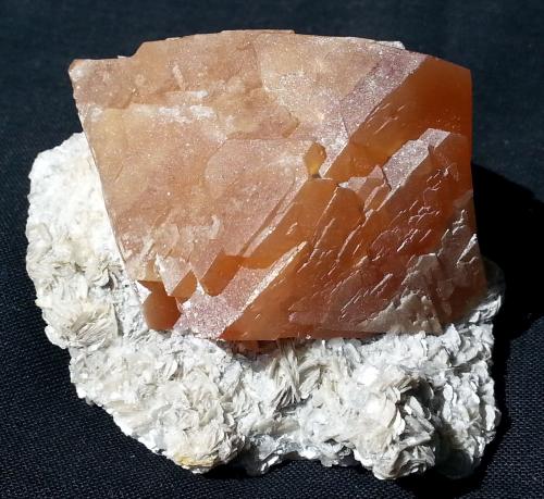 Scheelite<br />Monte Xuebaoding, Pingwu, Prefectura Mianyang, Provincia Sichuan, China<br />6 x 5 cm<br /> (Author: Volkmar Stingl)