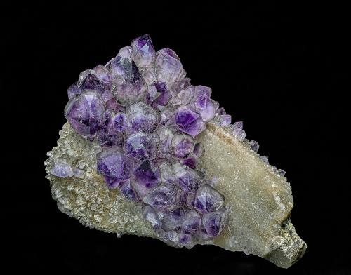 Quartz (variety amethyst)<br />Kidder Lane amethyst locality, Southborough, Worcester County, Massachusetts, USA<br />15.3 x 11.2 cm<br /> (Author: am mizunaka)