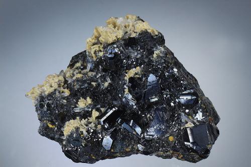 Sphalerite<br />Banská tiavnica (Schemnitz), Banská tiavnica District, Banská Bystrica Region, Slovak Republic<br />53 x 48 mm<br /> (Author: Gerhard Brandstetter)