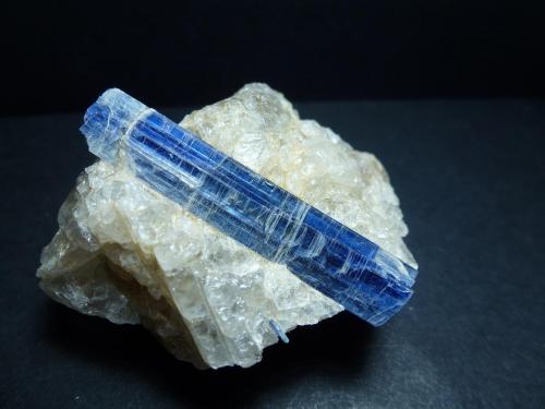 Cianita, Cuarzo<br />Barra de Salinas, Coronel Murta, Vale do Jequitinhonha, Minas Gerais, Brasil<br />6 x 5 cm.<br /> (Autor: javier ruiz martin)