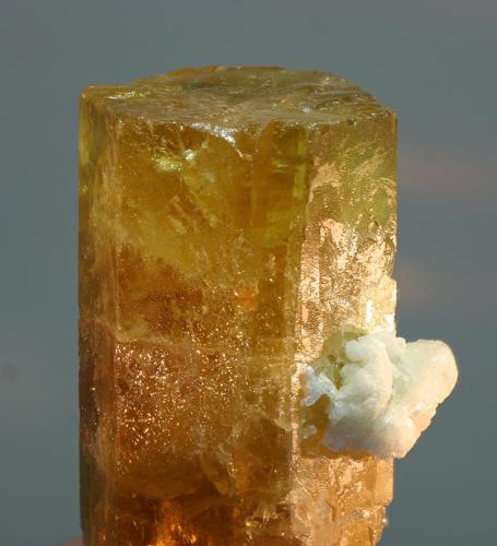 Berilo (variedad heliodoro)<br />Araçuaí, Vale do Jequitinhonha, Minas Gerais, Brasil<br />30x30x50 mm<br /> (Autor: Ramon A  Lopez Garcia)