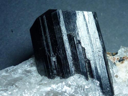 Schorlo (Chorlo), Cuarzo<br />Anjanabonoina, Ambohimanambola, Distrito Betafo, Región Vakinankaratra, Madagascar<br />9 x 8 cm. la pieza, 4 cm. el cristal.<br /> (Autor: javier ruiz martin)