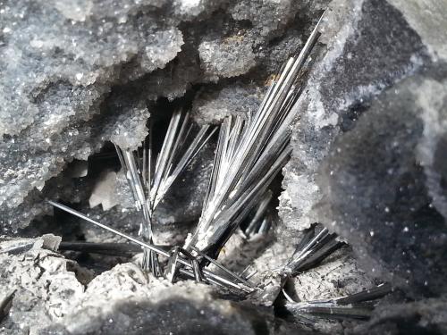 Stibnite<br />Xikuangshan depósito de antimonio, Lengshuijiang, Prefectura  Loudi, Provincia Hunan, China<br />7,5 x 5,5 cm<br /> (Author: Volkmar Stingl)