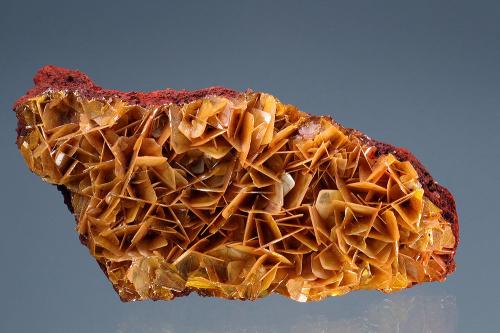 Wulfenite<br />Mina Defiance, Grupo Costello Mine, Gleeson, Distrito Turquoise, Montes Dragoon, Condado Cochise, Arizona, USA<br />74 x 33 mm<br /> (Author: Gerhard Brandstetter)