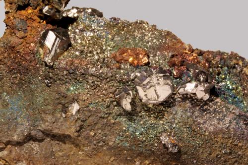 Chalcocita (Calcosina), Pirita, Tennantita-(Fe) antimonial<br />Las Cruces Mine, fase 6, levels 130-135, ↓175 m., Gerena-Guillena-Salteras, Comarca Sierra Norte, Seville, Andalusia, Spain<br />Cristal principal 1,0 x 1,0 cm.<br /> (Autor: Carles)