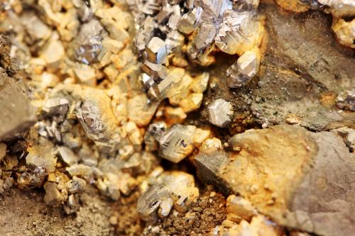 Chalcocita (Calcosina)<br />Las Cruces Mine, fase 6, levels 130-135, ↓175 m., Gerena-Guillena-Salteras, Comarca Sierra Norte, Seville, Andalusia, Spain<br />C.d.v. 1,3 x 1,0 cm.<br /> (Autor: Carles)