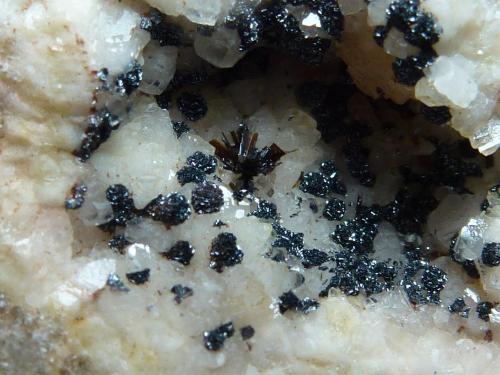 Goethita, Hematites, Calcita<br />Goethite outcrop, Tordelrábano, Comarca Sierra Norte de Guadalajara, Guadalajara, Castilla-La Mancha, Spain<br />4 x 4 cm.<br /> (Autor: javier ruiz martin)