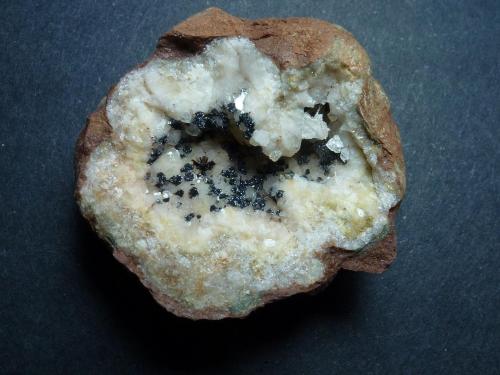 Goethita, Hematites, Calcita<br />Goethite outcrop, Tordelrábano, Comarca Sierra Norte de Guadalajara, Guadalajara, Castilla-La Mancha, Spain<br />4 x 4 cm.<br /> (Autor: javier ruiz martin)