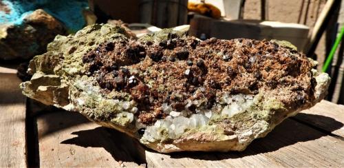 Grosularia (Grupo Granate)<br />Valle de Elqui, Provincia Elqui, Región Coquimbo, Chile<br />19.5 x 8 x 3.5 cm<br /> (Autor: pierre françois)