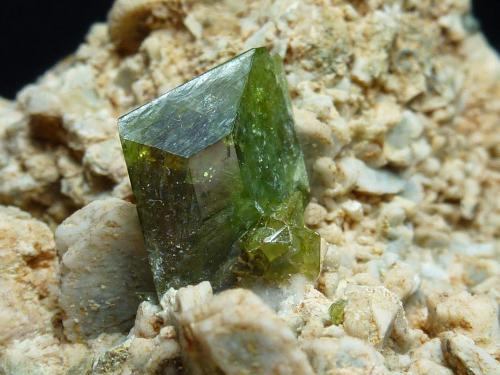 Titanita, Ortoclasa<br />Imilchil area, Anti-Atlas, Er Rachidia Province, Drâa-Tafilalet Region, Morocco<br />10 x 5 cm. la pieza, 1 x 1 cm. el cristal<br /> (Autor: javier ruiz martin)