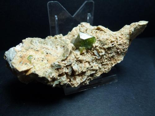Titanita, Ortoclasa<br />Zona Imilchil, Anti-Atlas, Provincia Er Rachidia, Región Drâa-Tafilalet, Marruecos<br />10 x 5 cm. la pieza, 1 x 1 cm. el cristal<br /> (Autor: javier ruiz martin)