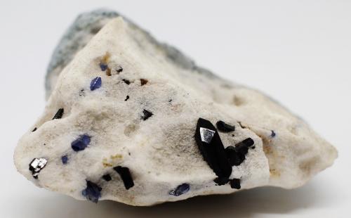 Neptunita y Benitoita<br />Mina California State Gem (Benitoite Gem Mine), Zona San Benito River headwaters, Pico Santa Rita, Distrito New Idria, Condado San Benito, California, USA<br />4x3x0.5 cm<br /> (Autor: Luis Edmundo Sánchez Roja)