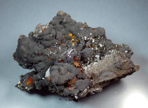 Romanèchita y Pirolusita<br />Haití Mine, Cabezo de San Ginés, San Ginés de la Jara, Cartagena, Comarca Campo de Cartagena, Region of Murcia (Murcia), Spain<br />Medida: 9,2 x 6,4 x 5,5 cms<br /> (Autor: Joan Martinez Bruguera)