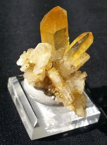 Quartz, Albite<br />Navis Valley, Innsbruck-Land District, North Tyrol, Tyrol/Tirol, Austria<br />2 x 2 cm<br /> (Author: Volkmar Stingl)