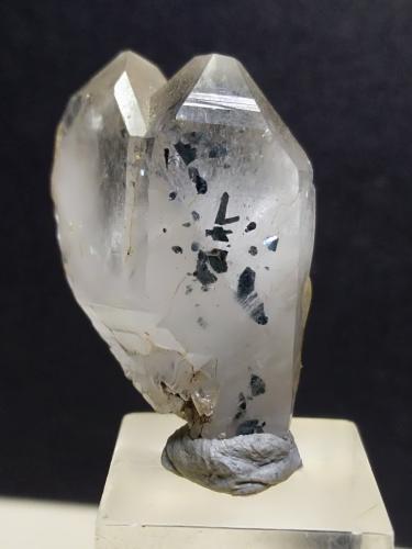 Quartz, Hematite<br />Leoni Mountain, Sticciano, Roccastrada, Grosseto Province, Tuscany, Italy<br />26 x 21 mm<br /> (Author: Sante Celiberti)