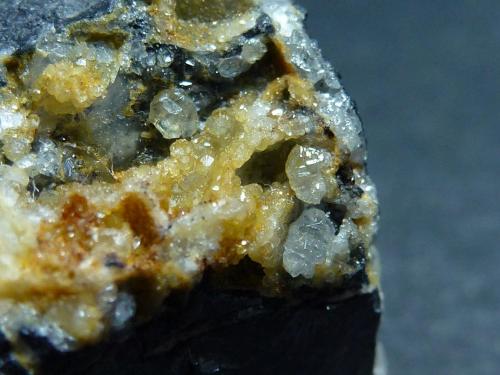 Cerusita, Galena, Calcita<br />Filón El Cobre, grupo minero El Cobre-Igualdad-Matacabras, Matacabras-Dehesa de las Yeguas, Bailén-Guarromán-Linares, Comarca Sierra Morena, Jaén, Andalucía, España<br />4 x 2,5 cm.<br /> (Autor: javier ruiz martin)