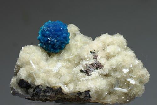 Cavansita<br />Canteras Wagholi, Wagholi, Distrito Pune (Distrito Poonah), Maharashtra, India<br />cristal 17 mm<br /> (Autor: Ramon A  Lopez Garcia)