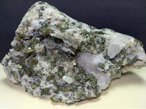 Calcopirita, Cuarzo<br />Fenice Capanne Mine, Massa Marittima, Grosseto Province, Tuscany, Italy<br />140 x 94 mm<br /> (Autor: Sante Celiberti)