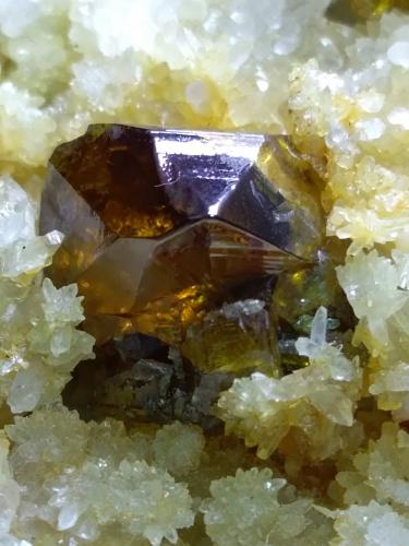 Sphalerite, Quartz<br />Campo di Sasso, Maremma, Bibbona, Provincia Livorno, Toscana, Italia<br />68 x 58 mm<br /> (Author: Sante Celiberti)