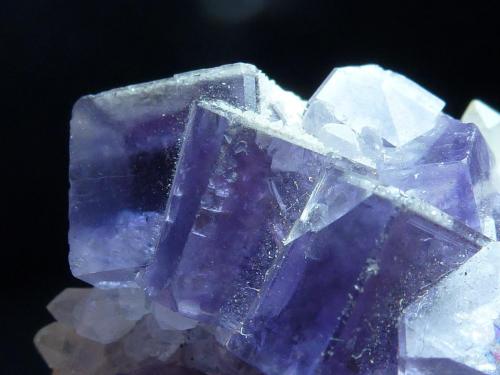 Fluorita, Cuarzo<br />La Cabaña, Valdelmar, zona minera de Berbes, Berbes, Ribadesella, Comarca Oriente, Principado de Asturias (Asturias), España<br />4,5 x 2 cm.<br /> (Autor: javier ruiz martin)