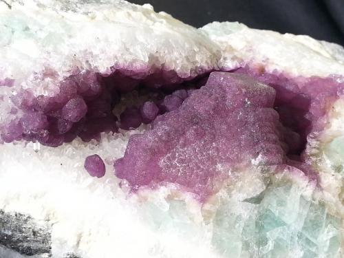 Fluorite on druzy Quartz<br />Baimashan tunnel (construction site), Qianbaxia, Wuyishan, Nanping Prefecture, Fujian Province, China<br />15 x 9 x 6 cm<br /> (Author: Volkmar Stingl)