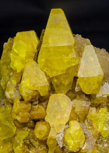 Sulfur with Calcite<br />Mina Cozzo Disi, Casteltermini, Provincia Agrigento (Girgenti), Sicilia, Italia<br />Specimen size: 9.4 × 7.3 × 6.3 cm = 3.70” × 2.87” × 2.48” / Main crystal size: 3.8 × 3.1 cm = 1.50” × 1.22”<br /> (Author: Jordi Fabre)