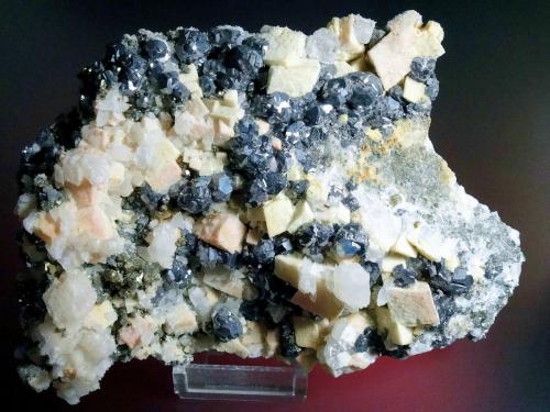 Galena, Dolomita, Cuarzo<br />Naica, Municipio Saucillo, Chihuahua, México<br />15 x 10 cm.<br /> (Autor: Antonio P. López)