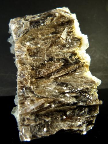 Moscovita (Grupo Mica), Cuarzo y Fluorapatito<br />Minas da Panasqueira, Aldeia de São Francisco de Assis, Covilhã, Castelo Branco, Cova da Beira, Centro, Portugal<br />9 x 4 x 6 cm.<br /> (Autor: Felipe Abolafia)