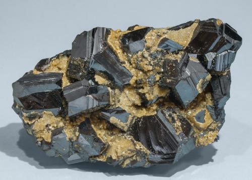 Sphalerite with Siderite<br />Mina Stan Trg (Stan Terg, Stari Trg), Complejo Trepča, Valle Trepča, Kosovska Mitrovica, Distrito Kosovska Mitrovica, Kosovo<br />Specimen size: 9.1 × 5.4 × 3.3 cm / main crystal size: 2.3 × 1.4 cm<br /> (Author: Jordi Fabre)