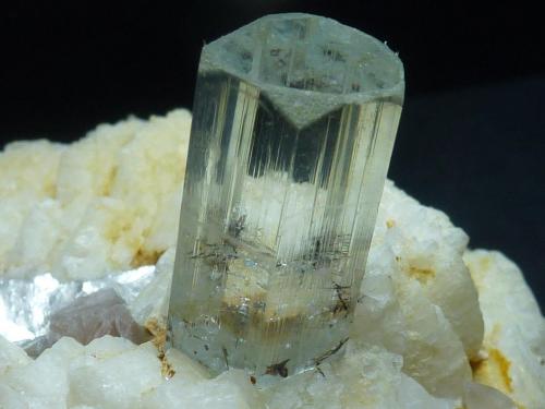 Berilo (variedad aguamarina), Albita, Mica<br />Valle Shigar, Distrito Shigar, Gilgit-Baltistan (Áreas del Norte), Paquistán<br />6 x 6 cm. la pieza, 2,5 cm. el cristal<br /> (Autor: javier ruiz martin)