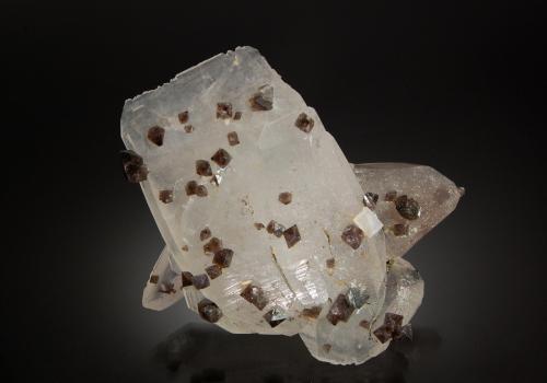 Scheelite on Quartz<br />Mina Yaogangxian, Yizhang, Prefectura Chenzhou, Provincia Hunan, China<br />3.2 x 7.5 x 7.9 cm<br /> (Author: Michael Shaw)