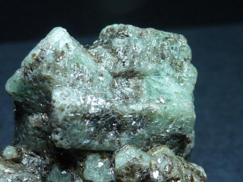 Berilo (variedad esmeralda), Flogopita<br />Emerald Deposit, A Franqueira, A Cañiza, Comarca Paradanta, Pontevedra, Galicia / Galiza, Spain<br />4 x 4 cm.<br /> (Autor: javier ruiz martin)