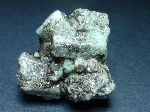 Berilo (variedad esmeralda), Flogopita<br />Emerald Deposit, A Franqueira, A Cañiza, Comarca Paradanta, Pontevedra, Galicia / Galiza, Spain<br />4 x 4 cm.<br /> (Autor: javier ruiz martin)