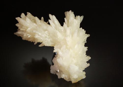 Strontianite<br />Leogang, Distrito Zell am See, Salzburgo/Salzburg, Austria<br />3.3 x 5.4 x 8.0 cm<br /> (Author: Michael Shaw)