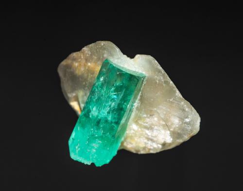 Emerald, Calcite<br />Peñas Blancas Mine, Municipio San Pablo de Borbur, Western Emerald Belt, Boyacá Department, Colombia<br />11 x 15 x 9 mm (HxWxD)<br /> (Author: Bergur_E_Sigurdarson)