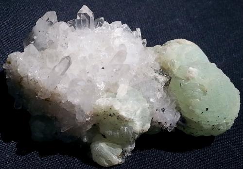 Prehnite, Quartz, Babingtonite<br />Cantera Hongquizhen, Meigu, Prefectura autónoma Liangshan, Provincia Sichuan, China<br />5,5 x 3,5 cm<br /> (Author: Volkmar Stingl)