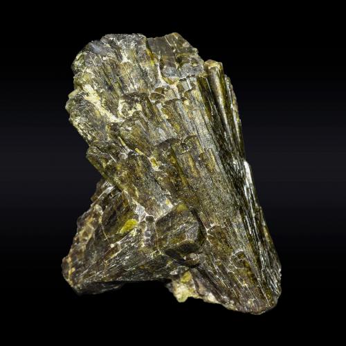 Epidote<br />Pampa Blanca, Ticrapo District, Castrovirreyna Province, Huancavelica Department, Peru<br />7,9 x 5,9 x 4,3 cm<br /> (Author: Bergur_E_Sigurdarson)