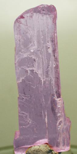 Espodumena (variedad kunzita)<br />Pegmatita Nilaw-Kolum, Provincia Laghman, Afganistán<br />5x1.5x0.5 cm<br /> (Autor: Luis Edmundo Sánchez Roja)
