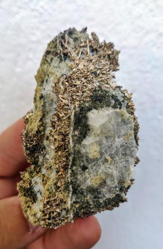 Allargentum, Calcita, Actinolita<br />Bouismas Mine, Agdz, Bou Azzer mining district, Zagora Province, Drâa-Tafilalet Region, Morocco<br />8,0 x 4,7 cm.<br /> (Autor: Carles)